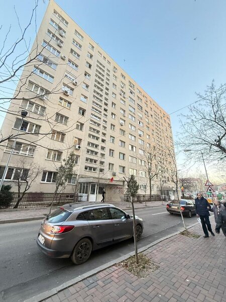 Titan, str. Jean Steriadi, apartament 2 camere de vanzare, decomandat